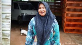 Afriani, owner tempat pemotongan ayam CV Karimah Amanah Sejahtera yang dibina oleh PT Timah Tbk | Foto: Zonamu/Humas PT Timah