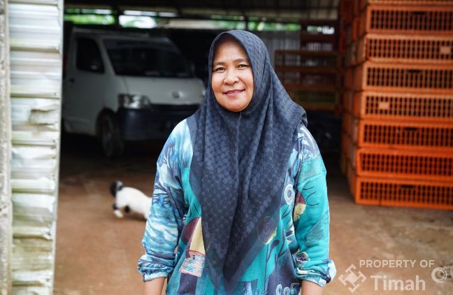 Afriani, owner tempat pemotongan ayam CV Karimah Amanah Sejahtera yang dibina oleh PT Timah Tbk | Foto: Zonamu/Humas PT Timah
