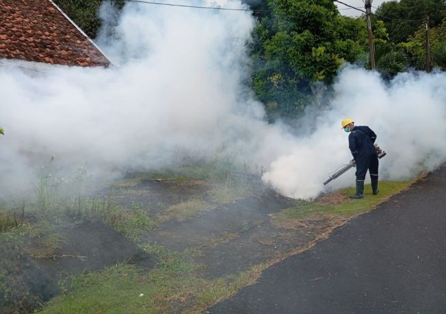 PT Timah Tbk melalui Division Processing Refinery melaksanakan kegiatan fogging di area pemukiman, lingkungan kerja dan juga sekolah | Foto: Zonamu/Humas PT Timah