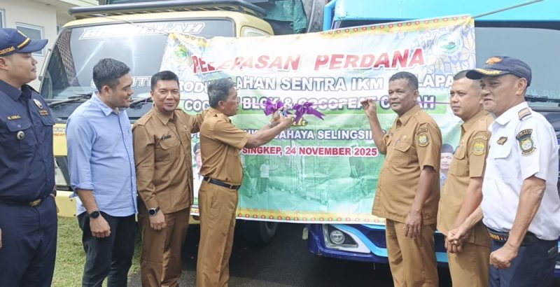 Disperindagkop Lingga Lepas Perdana 24 Ton Produk Cocopeat untuk Diekspor ke Cina | Foto : Zonamu/Wandi