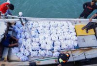 Bantuan paket sembako disediakan PT Timah Tbk untuk korban banjir rob di Desa Penutuk, Kecamatan Lepar, Bangka Selatan | Foto: Zonamu/Humas PT Timah