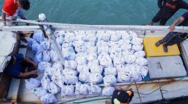 Bantuan paket sembako disediakan PT Timah Tbk untuk korban banjir rob di Desa Penutuk, Kecamatan Lepar, Bangka Selatan | Foto: Zonamu/Humas PT Timah