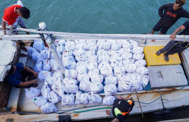 Bantuan paket sembako disediakan PT Timah Tbk untuk korban banjir rob di Desa Penutuk, Kecamatan Lepar, Bangka Selatan | Foto: Zonamu/Humas PT Timah