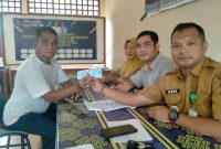 PT Pos Salurkan Bansos Kemensos Tunai kepada 107 KPM di Dabo Lama | Foto : Zonamu/Harie