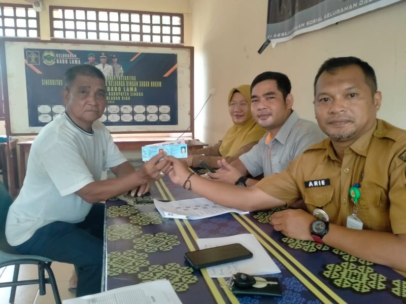 PT Pos Salurkan Bansos Kemensos Tunai kepada 107 KPM di Dabo Lama | Foto : Zonamu/Harie