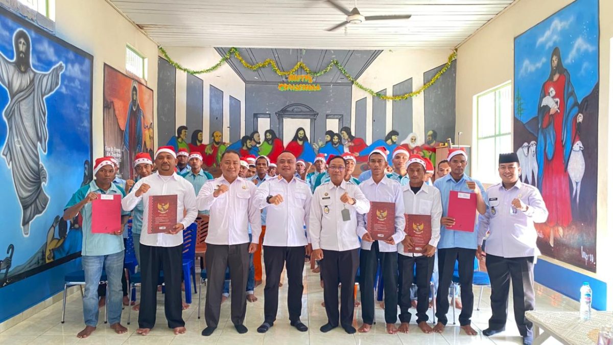 Kepala Rutan Kelas II B Tanjungbalai Karimun menyerahkan remisi kepada 13 warga binaan bertepatan dengan Hari Raya Natal 2025 | Foto: Zonamu/Humas Rutan Karimun