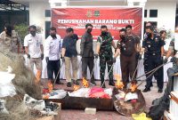 Kepala Kejaksaan Negeri Karimun, Denny Wicaksono bersama sejumlah instansi terkait, memusnahkan barang bukti rokok ilegal dengan cara dibakar hingga menjadi abu | Foto: Ami