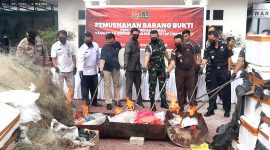 Kepala Kejaksaan Negeri Karimun, Denny Wicaksono bersama sejumlah instansi terkait, memusnahkan barang bukti rokok ilegal dengan cara dibakar hingga menjadi abu | Foto: Ami