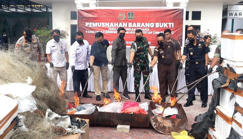 Kepala Kejaksaan Negeri Karimun, Denny Wicaksono bersama sejumlah instansi terkait, memusnahkan barang bukti rokok ilegal dengan cara dibakar hingga menjadi abu | Foto: Ami