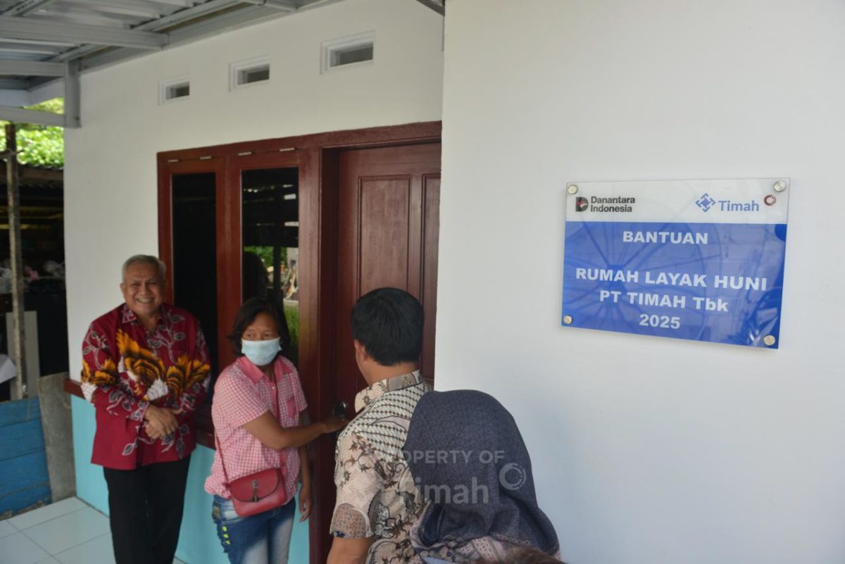 Ernawati alias Aling menerima bantuan Rumah Layak Huni dari PT Timah Tbk | Foto: Zonamu/Humas PT Timah