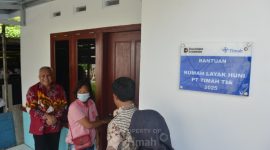 Ernawati alias Aling menerima bantuan Rumah Layak Huni dari PT Timah Tbk | Foto: Zonamu/Humas PT Timah