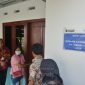 Ernawati alias Aling menerima bantuan Rumah Layak Huni dari PT Timah Tbk | Foto: Zonamu/Humas PT Timah