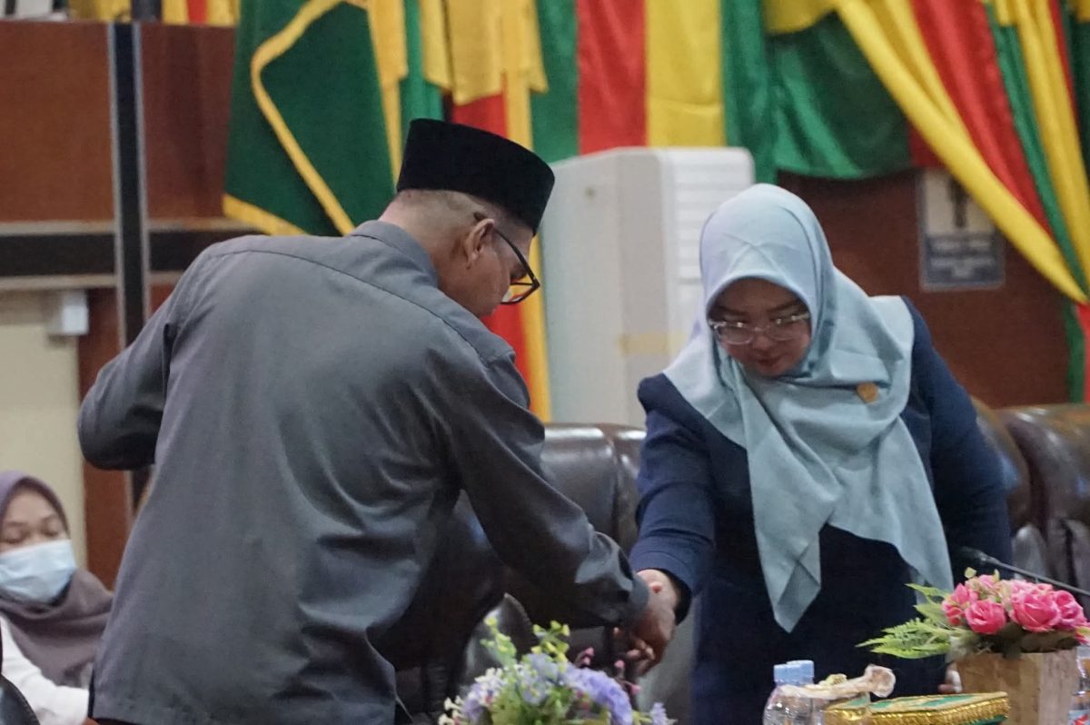 Wabup Lingga saat bersalaman dengan Ketua DPRD Lingga usai Paripurna | Foto : Zonamu/Diskominfo Lingga