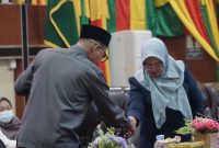 Wabup Lingga saat bersalaman dengan Ketua DPRD Lingga usai Paripurna | Foto : Zonamu/Diskominfo Lingga