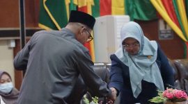 Wabup Lingga saat bersalaman dengan Ketua DPRD Lingga usai Paripurna | Foto : Zonamu/Diskominfo Lingga