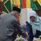 Wabup Lingga saat bersalaman dengan Ketua DPRD Lingga usai Paripurna | Foto : Zonamu/Diskominfo Lingga