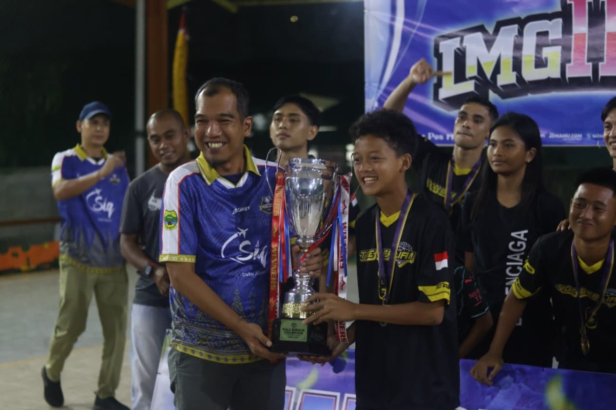 Wakil Bupati Lingga Novrizal saat menyerahkan piala juara bertahan LMG CUP II 2025 | Foto : Zonamu/Andi