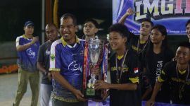 Wakil Bupati Lingga Novrizal saat menyerahkan piala juara bertahan LMG CUP II 2025 | Foto : Zonamu/Andi