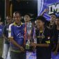 Wakil Bupati Lingga Novrizal saat menyerahkan piala juara bertahan LMG CUP II 2025 | Foto : Zonamu/Andi