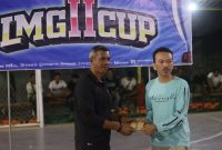 Ketua PP MPC Lingga Arman Arsyad saat menyerahkan hadiah kepada penonton terfavorit | Foto : Zonamu/Andi