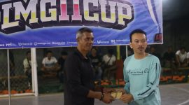 Ketua PP MPC Lingga Arman Arsyad saat menyerahkan hadiah kepada penonton terfavorit | Foto : Zonamu/Andi