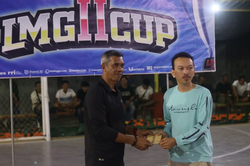 Ketua PP MPC Lingga Arman Arsyad saat menyerahkan hadiah kepada penonton terfavorit | Foto : Zonamu/Andi