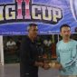 Ketua PP MPC Lingga Arman Arsyad saat menyerahkan hadiah kepada penonton terfavorit | Foto : Zonamu/Andi