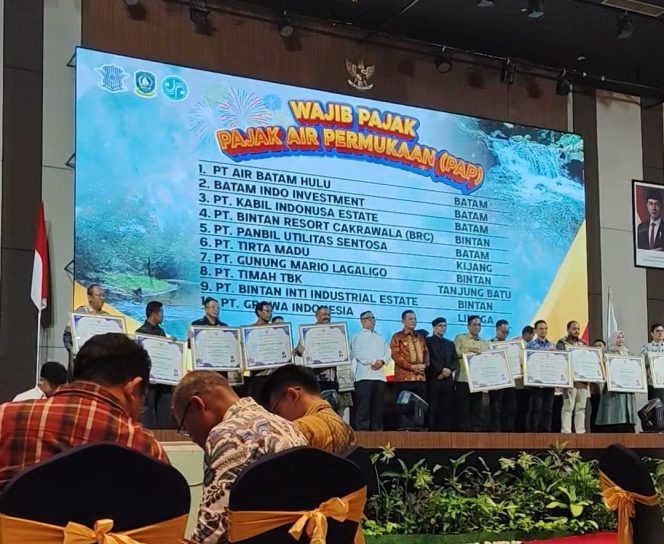 PT Timah Tbk terima penghargaan dari Pemerintah Provinsi Kepulauan Riau sebagai salah satu wajib pajak yang taat dalam membayar Pajak Air Permukaan tahun 2025  | Foto: Zonamu/Humas PT Timah