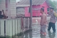 Lurah Dabo Lama saat meninjau rumah korban Banjir ROB | Foto : Zonamu/Harie