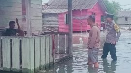 Lurah Dabo Lama saat meninjau rumah korban Banjir ROB | Foto : Zonamu/Harie