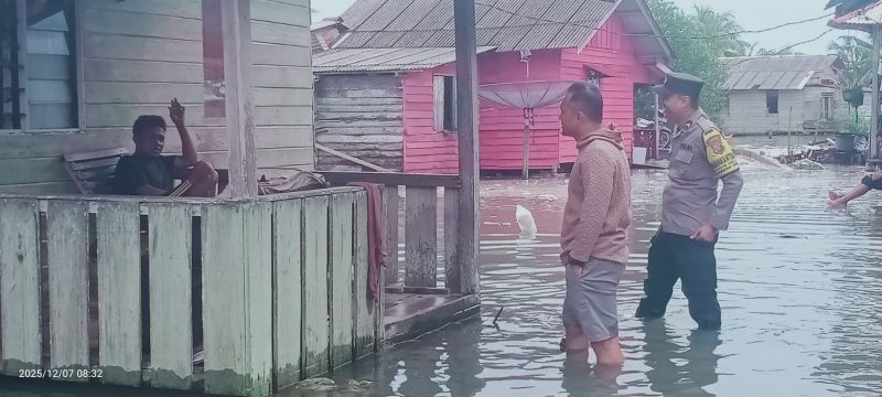 Lurah Dabo Lama saat meninjau rumah korban Banjir ROB | Foto : Zonamu/Harie