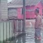 Lurah Dabo Lama saat meninjau rumah korban Banjir ROB | Foto : Zonamu/Harie