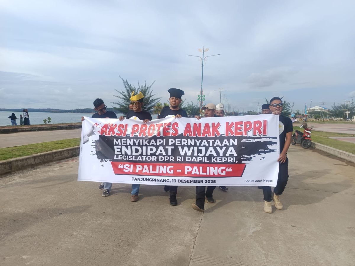 Gerakan Bersama (Geber) Anak Kepri saat menggelar aksi | Foto : Zonamu/Budi