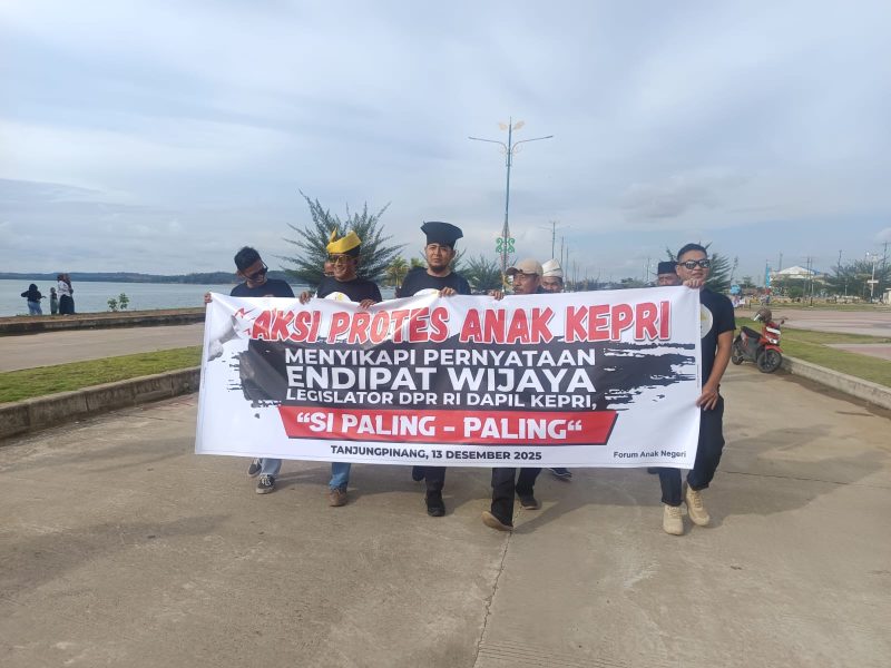 Gerakan Bersama (Geber) Anak Kepri saat menggelar aksi | Foto : Zonamu/Budi