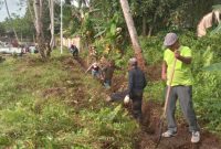 Kelurahan Dabo Lama Gotong Royong Bersihkan Drainase Cegah Banjir | Foto : Zonamu/Harie Kurniawan