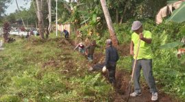 Kelurahan Dabo Lama Gotong Royong Bersihkan Drainase Cegah Banjir | Foto : Zonamu/Harie Kurniawan