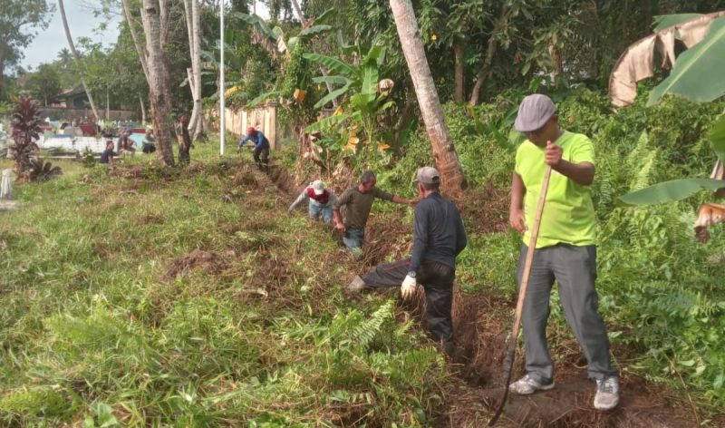 Kelurahan Dabo Lama Gotong Royong Bersihkan Drainase Cegah Banjir | Foto : Zonamu/Harie Kurniawan
