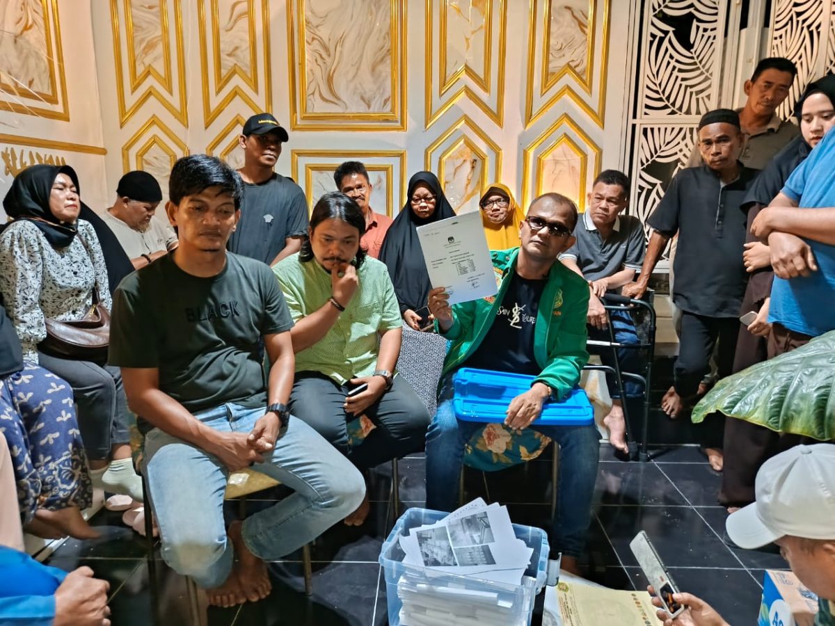 Ahmad Iskandar Tanjung bersama keluarga serta kuasa hukumnya, Jupri saat menggelar Konferensi Pers pada, Sabtu (20/12/2025) malam. | Foto: Ronal