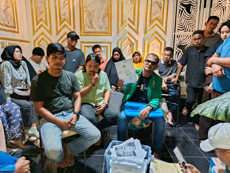 Ahmad Iskandar Tanjung bersama keluarga serta kuasa hukumnya, Jupri saat menggelar Konferensi Pers pada, Sabtu (20/12/2025) malam. | Foto: Ronal