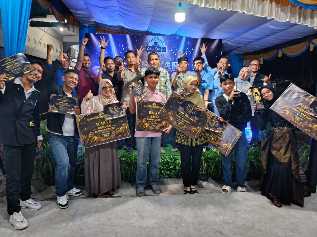 Wakil Bupati Karimun, Rocky Marciano Bawole didampingi Anggota DPRD Karimun, Muhammad Firdaus, foto bersama panitia dan para pemenang Lomba Karaoke Kedai Kopi Abu Dafi #16 | Foto: Ami