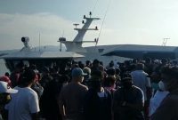 Penumpang di pelabuham Jagoh, Kecamatan Singkep Barat Lingga | Foto : Zonamu/Wandi