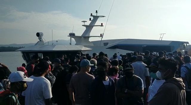Penumpang di pelabuham Jagoh, Kecamatan Singkep Barat Lingga | Foto : Zonamu/Wandi