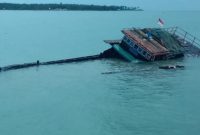Kapal KM Sinar Budi Karam di Perairan Dabo Singkep | Foto : Zonamu/Ist