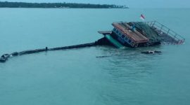 Kapal KM Sinar Budi Karam di Perairan Dabo Singkep | Foto : Zonamu/Ist