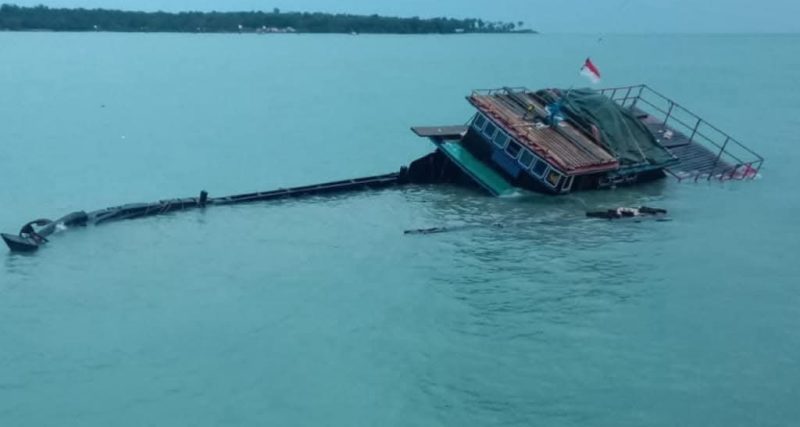 Kapal KM Sinar Budi Karam di Perairan Dabo Singkep | Foto : Zonamu/Ist