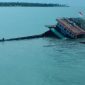 Kapal KM Sinar Budi Karam di Perairan Dabo Singkep | Foto : Zonamu/Ist