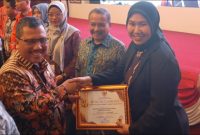 Ketua Bawaslu Lingga saat terima penghargaan | Foto : Zonamu/Fidya