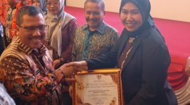 Ketua Bawaslu Lingga saat terima penghargaan | Foto : Zonamu/Fidya