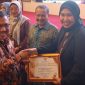 Ketua Bawaslu Lingga saat terima penghargaan | Foto : Zonamu/Fidya