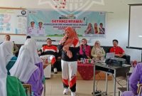 Bunda Genre saat memberikan edukasi kepada para siswa | Foto : Zonamu/Prokopim Lingga